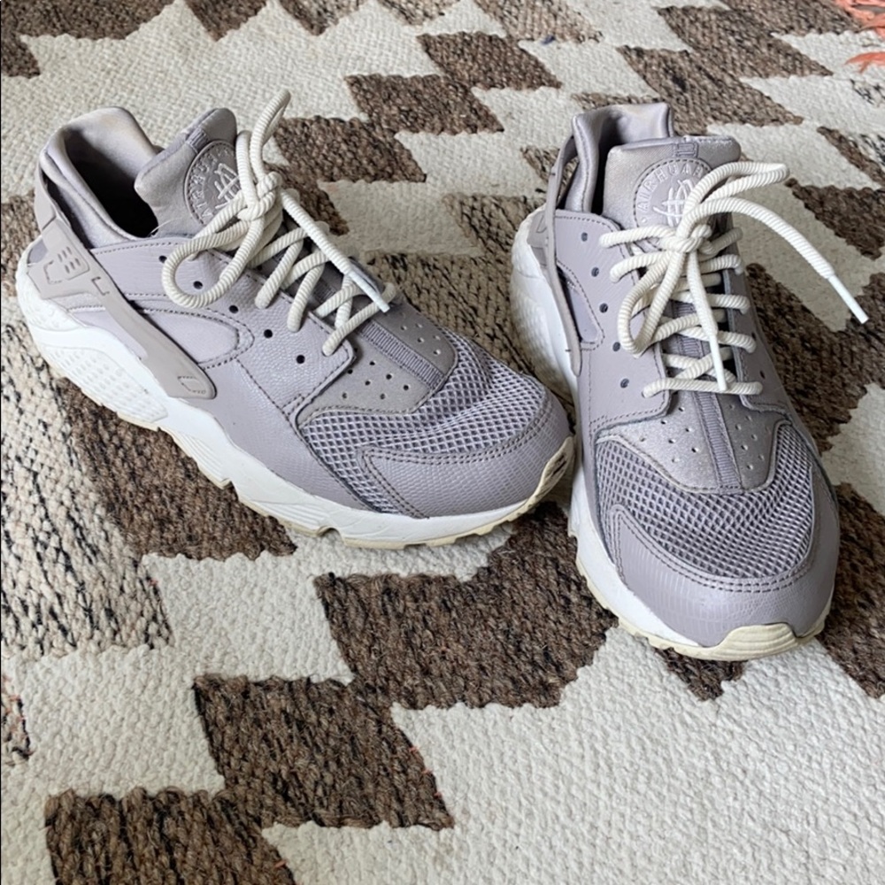 Nike Air Huarache Sneaker in soft gray with lilac tint, barely worn, Size 8